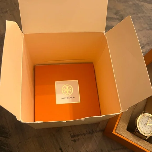 Tory Burch Gigi Watch Gift Set - Picture 5 of 8